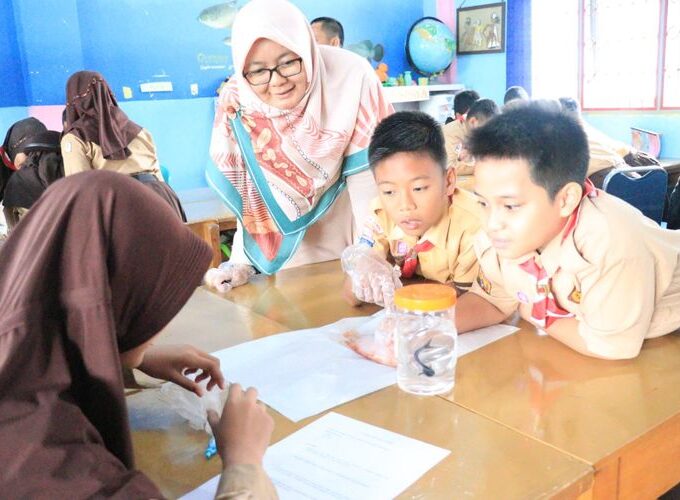 Mendekatkan Diri Pada Sastra: Diskusi Buku dan Klub Penulis di Sekolah
